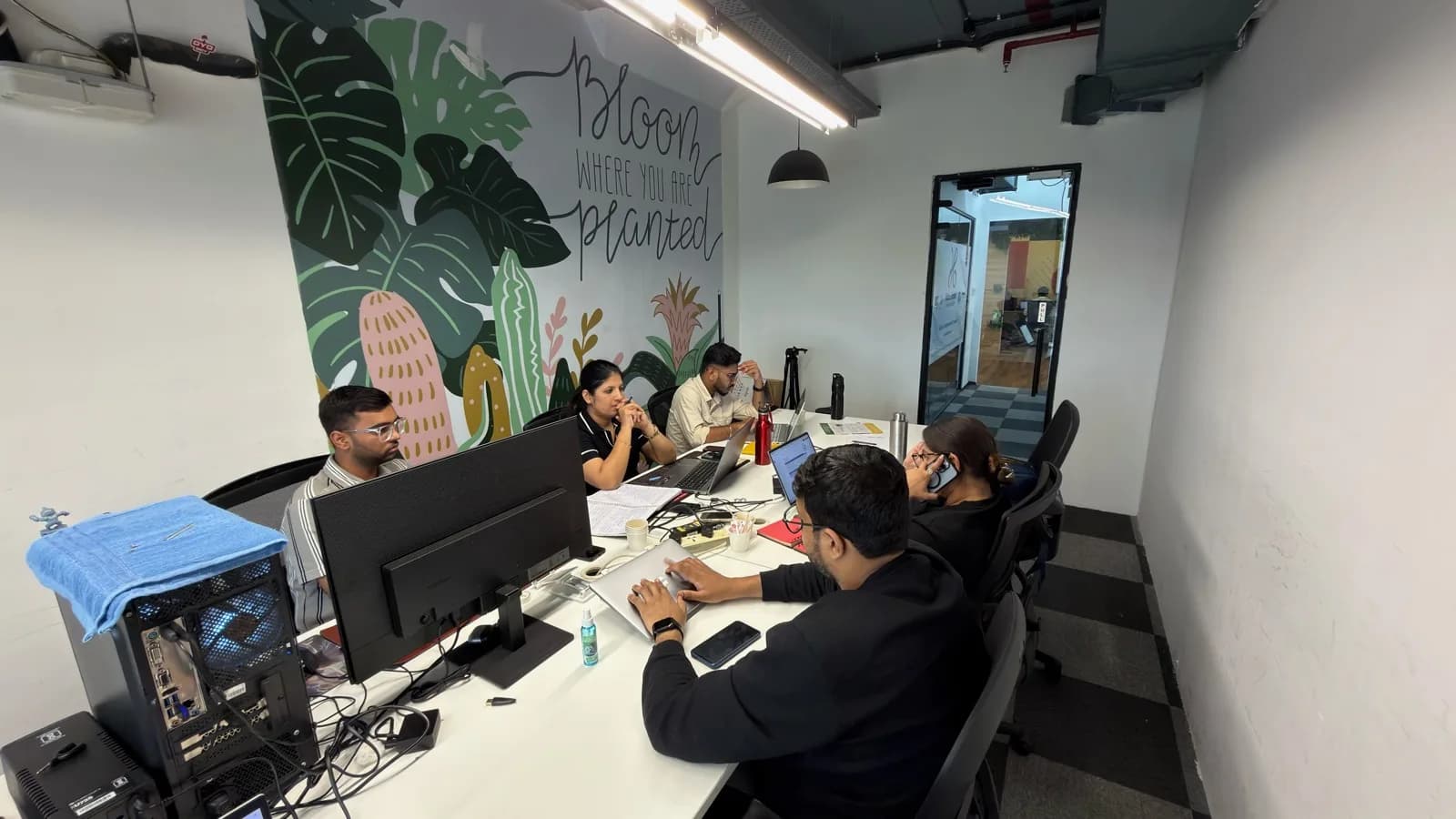 Founders and recruiting team working together on a mandate