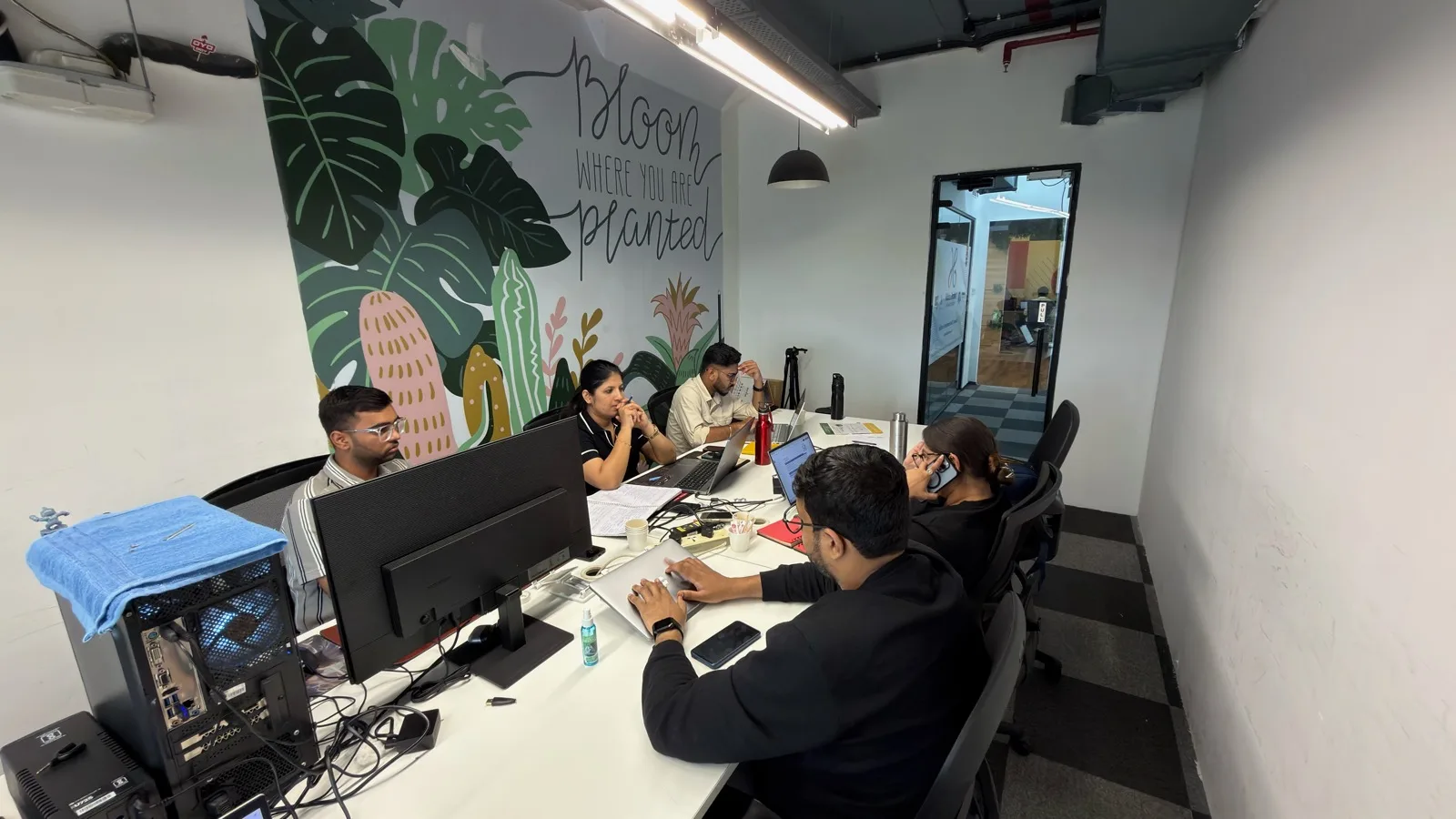 Founders and recruiting team working together on a mandate